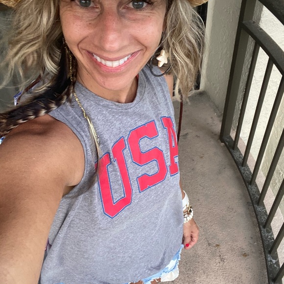 Welcome to my closet! I love clothes & I love to recycle so Poshmark is my jam! - Picture 9 of 11